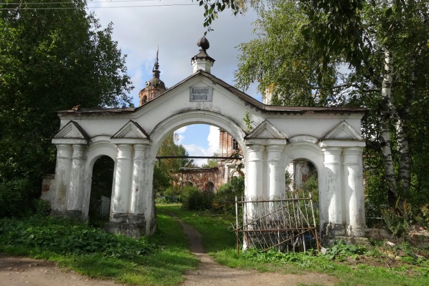 Церковь Николая Чудотворца на Валухе, Вологда (Вологда, город, Вологодская область). дополнительная информация, южные ворота кладбища