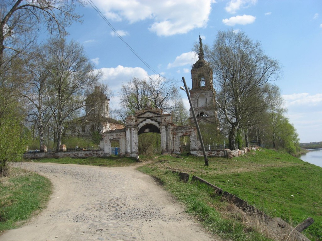 Прилуки. Церковь Николая Чудотворца на Валухе. общий вид в ландшафте, Общий вид