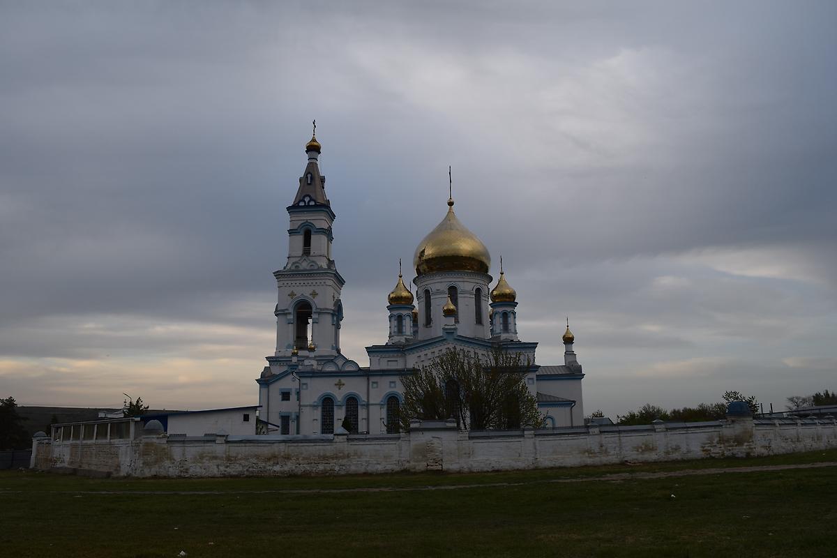 общий вид в ландшафте. Церковь Николая Чудотворца, Московское (Изобильненский район, Ставропольский край)