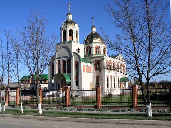 Рыздвяный. Церковь Рождества Христова. общий вид в ландшафте