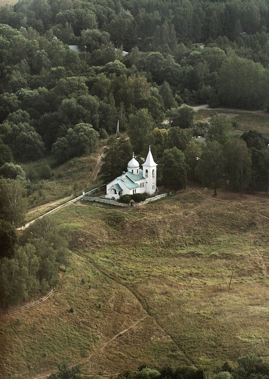 Бёхово. Церковь Троицы Живоначальной. общий вид в ландшафте