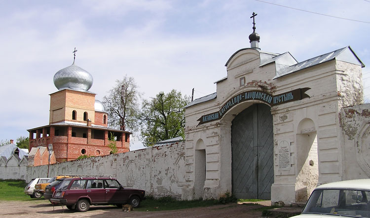 Пчела. Казанская Богородицкая Площанская мужская пустынь. дополнительная информация, Вход в монастырь