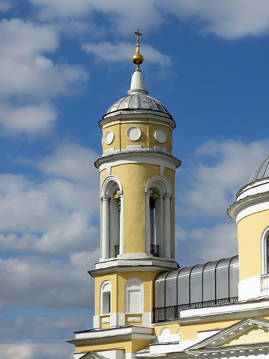 Церковь Воздвижения Креста Господня, Коломна (Коломенский городской округ, Московская область). архитектурные детали, Колокольня церкви Воздвижения Креста Господня с крытым переходом на крыше трапезной.