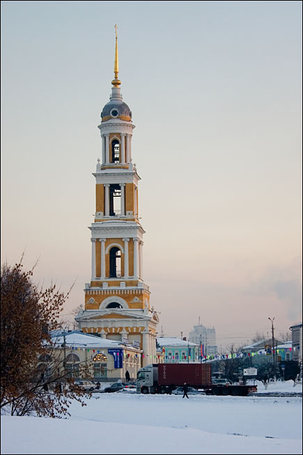 Коломна. Церковь Иоанна Богослова. фасады, Вид со стороны кремля. Высота колокольни - 65 м.