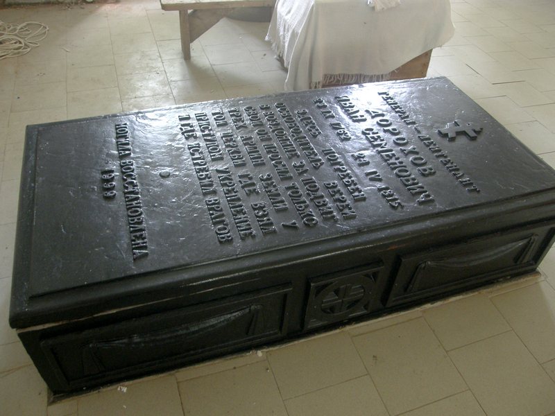 Собор Рождества Христова, Верея (Наро-Фоминский городской округ, Московская область). дополнительная информация, Могила генерала И.С. Дорохова в подклете собора