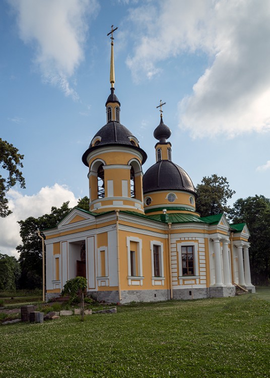 Церковь Троицы Живоначальной, Гостилицы (Ломоносовский район, Ленинградская область). фасады, Вид с юго-западной стороны.