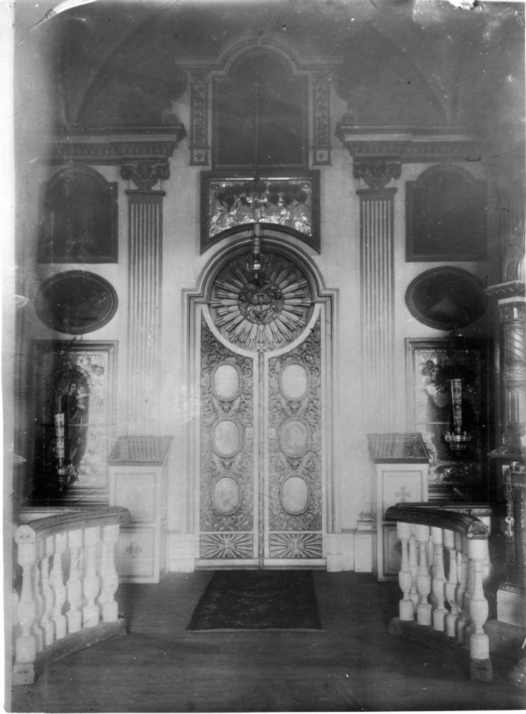 Церковь Троицы Живоначальной, Гостилицы (Ломоносовский район, Ленинградская область). архивная фотография, Центральная часть иконостаса. Фото археографической комиссии 1908г.  Источник:https://vk.com/feed?section=likes&z=photo-48433971_377122705%2Fliked25733592 