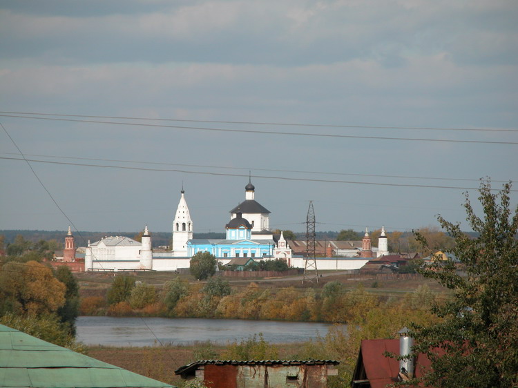 Старое Бобренево. Бобренёв монастырь. фасады, Вид от Ново-Голутвина монастыря через реку