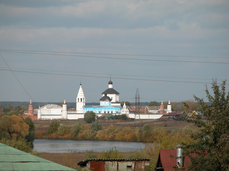 Бобренёв монастырь, Старое Бобренево (Коломенский городской округ, Московская область). фасады, Вид от Ново-Голутвина монастыря через реку