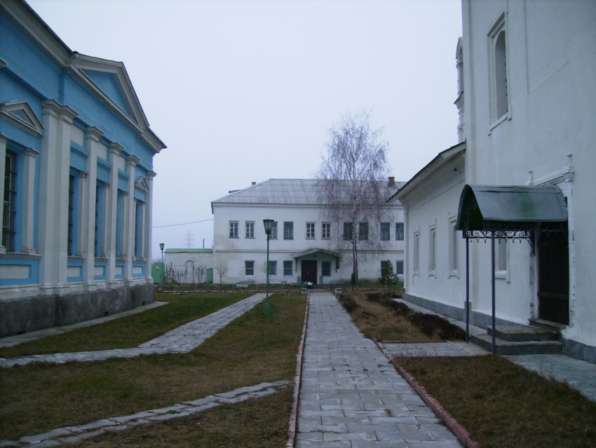Бобренёв монастырь, Старое Бобренево (Коломенский городской округ, Московская область). дополнительная информация, Слева - Феодоровский храм, справа - Рождественский собор, на дальнем плане - настоятельский дом.