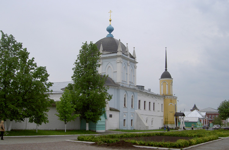 Ново-Голутвин Троицкий монастырь, Коломна (Коломенский городской округ, Московская область). фасады, Покровская церковь с приделом св.Сергия. Башня ограды. Вид с востока.