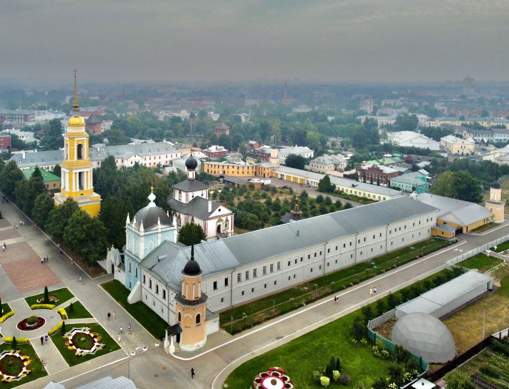 Коломна. Ново-Голутвин Троицкий монастырь. общий вид в ландшафте, Вид с СЗ