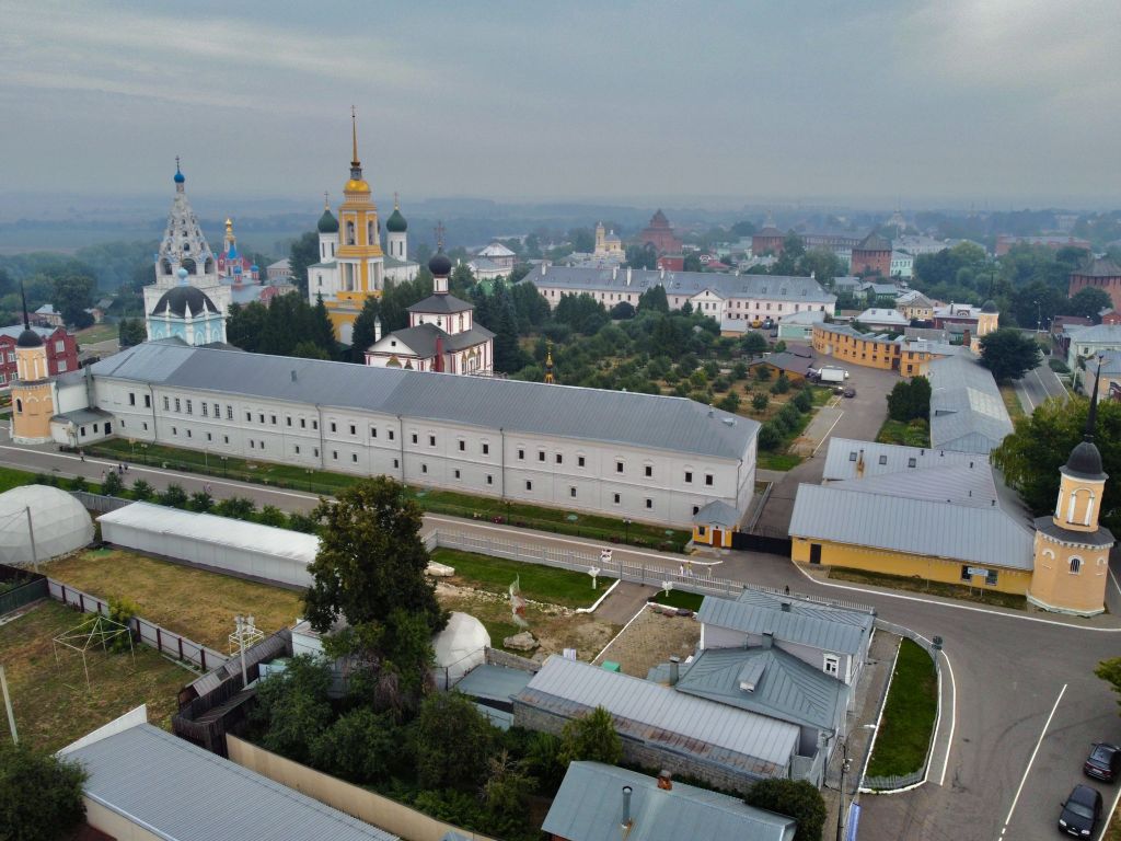 Коломна. Ново-Голутвин Троицкий монастырь. общий вид в ландшафте, Вид с запада