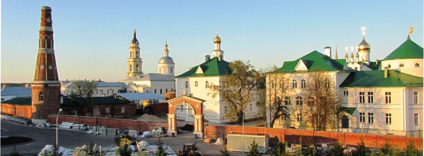 Богоявленский Старо-Голутвин монастырь, Коломна (Коломенский городской округ, Московская область). общий вид в ландшафте, Вид с юго-запада. В правой части - комплекс построек Коломенской духовной семинарии
