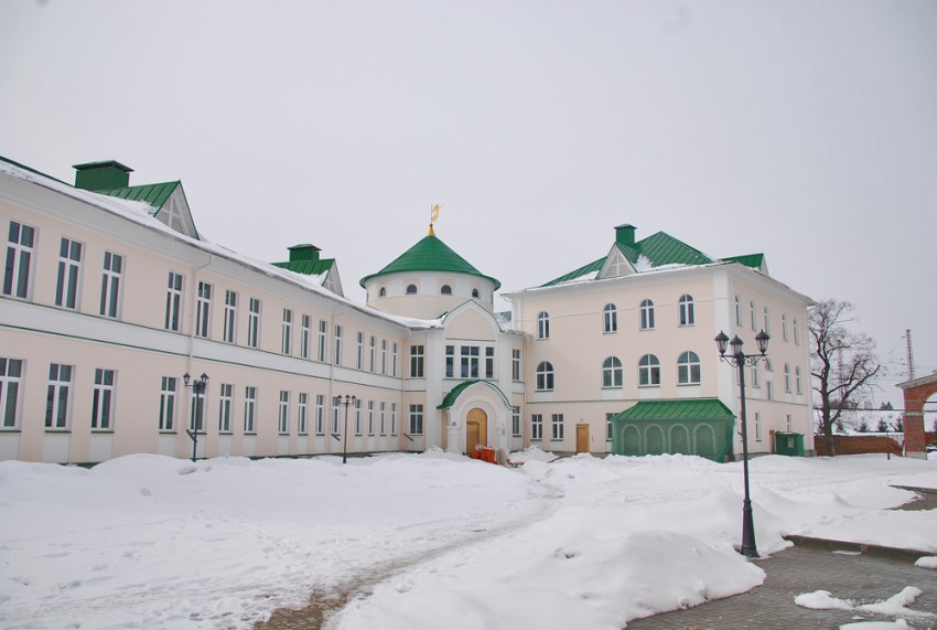 Коломна. Богоявленский Старо-Голутвин монастырь. фасады