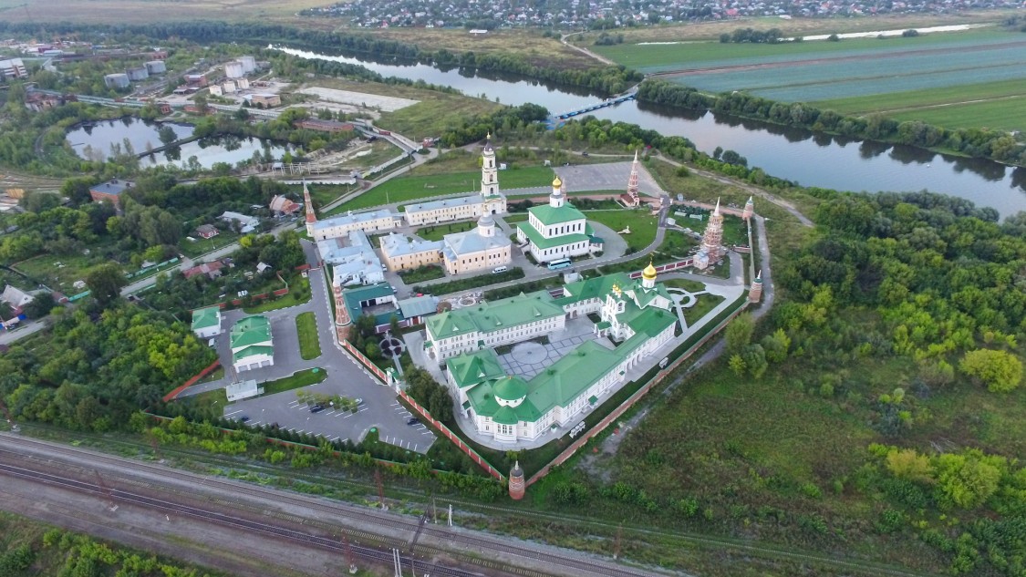 Богоявленский Старо-Голутвин монастырь, Коломна (Коломенский городской округ, Московская область). общий вид в ландшафте