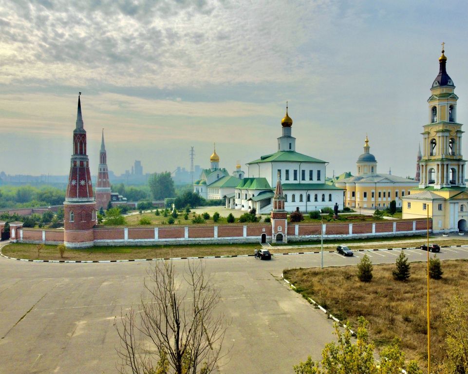 Коломна. Богоявленский Старо-Голутвин монастырь. фасады, С высоты вид с севера