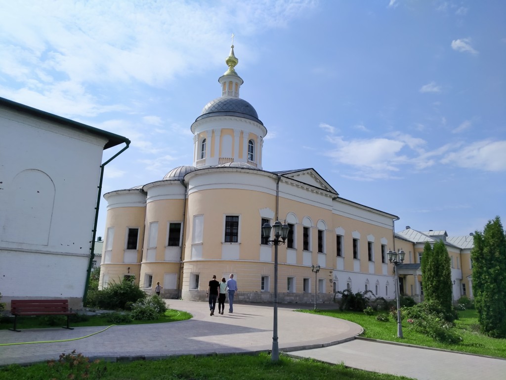 Коломна. Богоявленский Старо-Голутвин монастырь. фасады