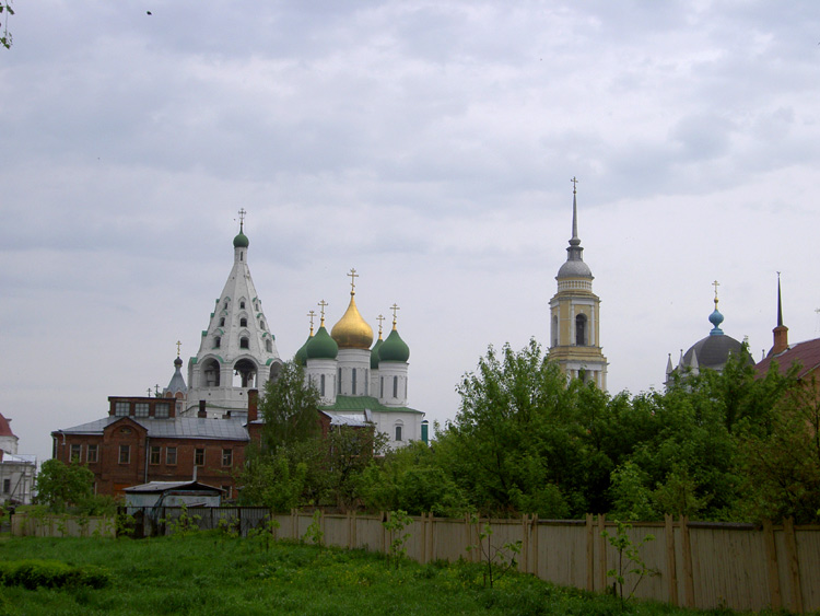 Коломна. Собор Успения Пресвятой Богородицы. общий вид в ландшафте, Вид с запада.