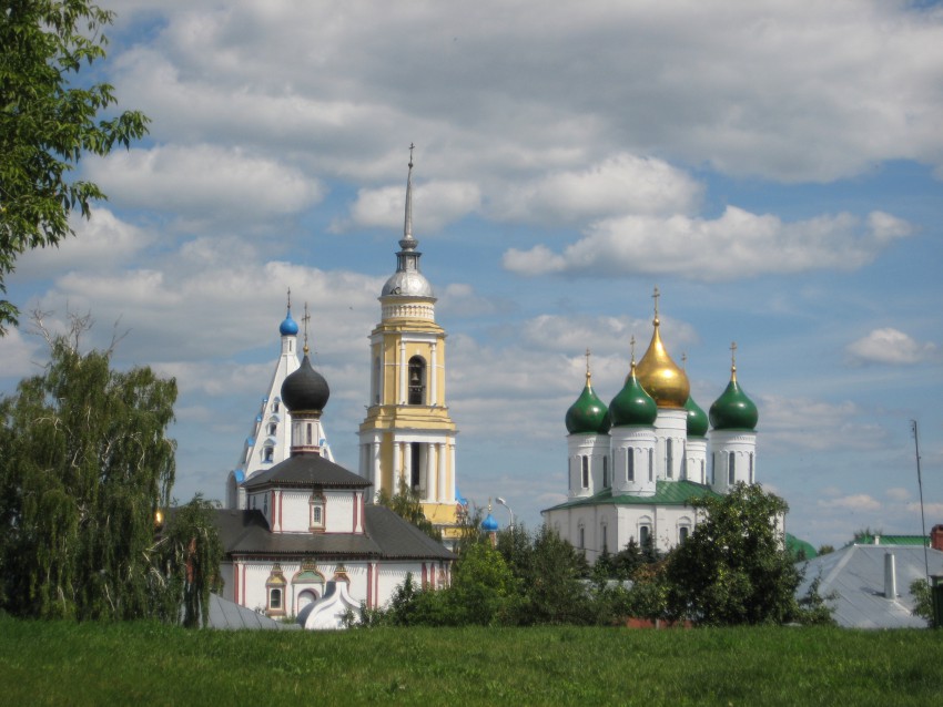 Коломна. Собор Успения Пресвятой Богородицы. общий вид в ландшафте