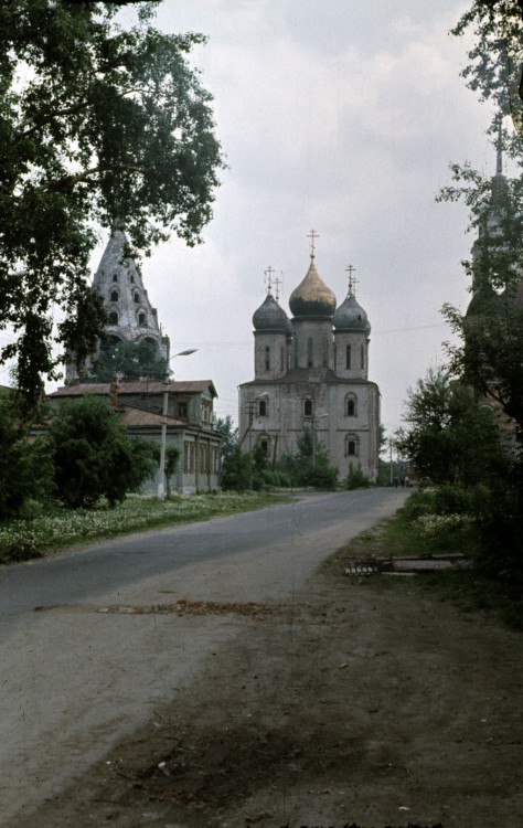 Собор Успения Пресвятой Богородицы, Коломна (Коломенский городской округ, Московская область). общий вид в ландшафте, Фотография выполнена на обращаемую пленку ORWOCHROM