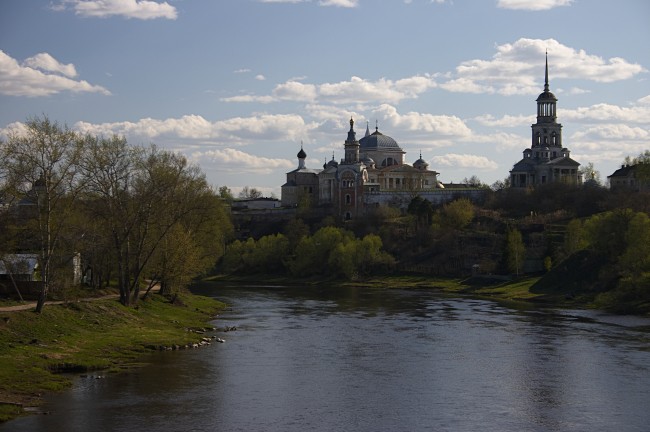 Торжок. Борисоглебский монастырь. общий вид в ландшафте, вид с моста через Тверцу