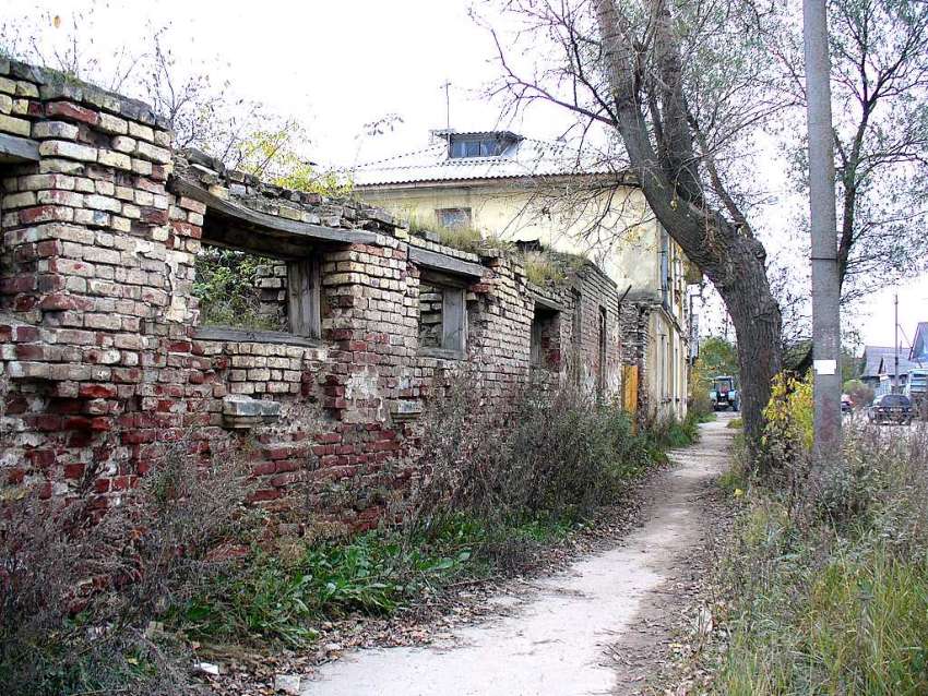 Борисоглебский монастырь, Торжок (Торжокский район и г. Торжок, Тверская область). дополнительная информация, Остатки каменной стены хозяйственного двора и бывший Гостиный двор(ныне жилой дом)