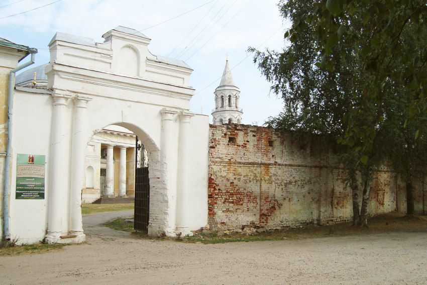 Торжок. Борисоглебский монастырь. архитектурные детали, Вход на территорию монастыря.