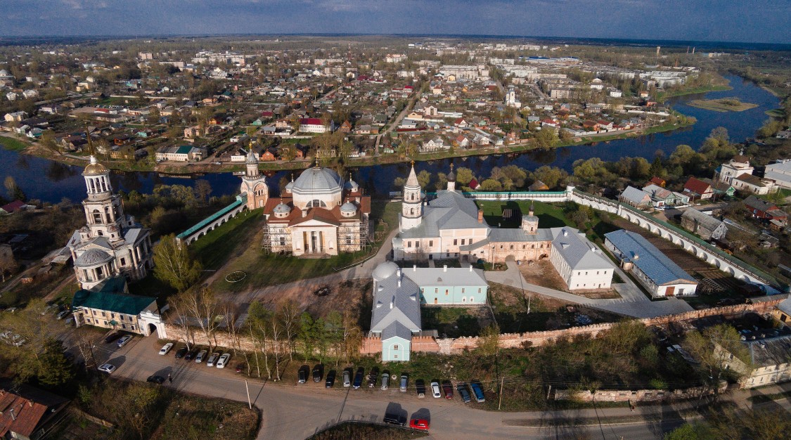 Торжок. Борисоглебский монастырь. общий вид в ландшафте