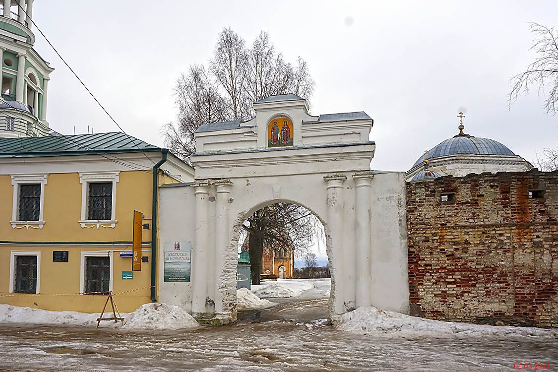 Борисоглебский монастырь, Торжок (Торжокский район и г. Торжок, Тверская область). дополнительная информация, Ворота