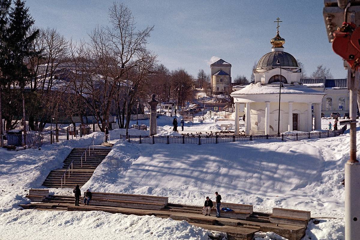общий вид в ландшафте. Часовня Воздвижения Креста Господня, Торжок (Торжокский район и г. Торжок, Тверская область)