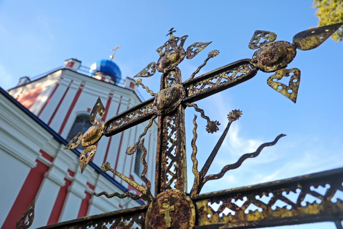 Церковь Воскресения Христова, Прутня (Торжокский район и г. Торжок, Тверская область). дополнительная информация, Старый крест заменили на новый
