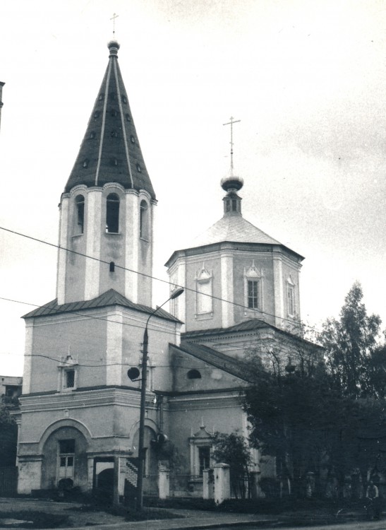 Тверь. Церковь Троицы Живоначальной за Волгой. фасады