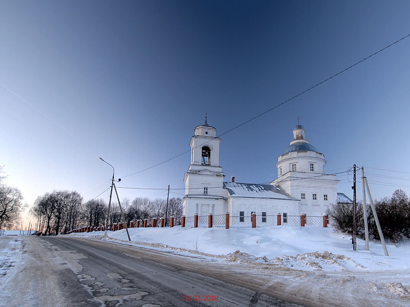 Белая Колпь. Церковь Андрея Стратилата. общий вид в ландшафте