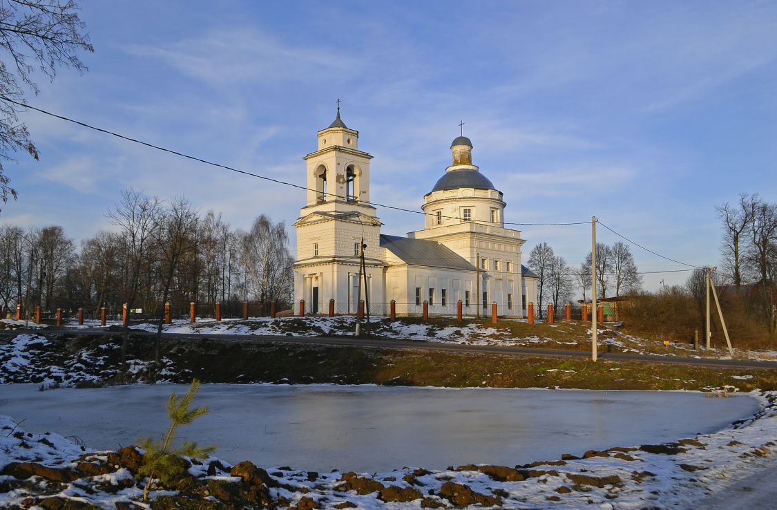 Белая Колпь. Церковь Андрея Стратилата. общий вид в ландшафте