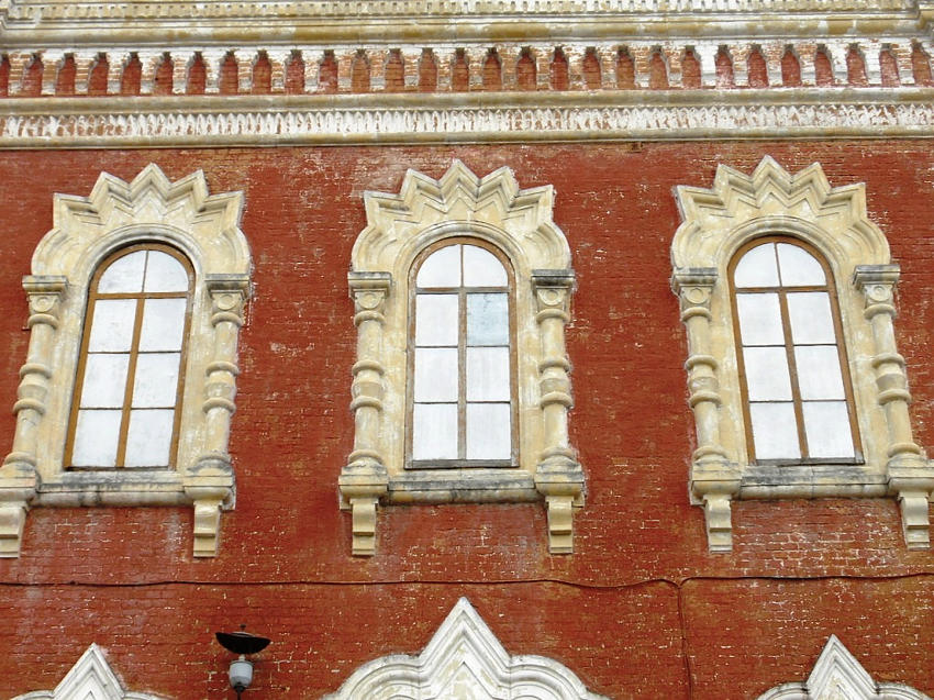 Бронницы. Церковь Успения Пресвятой Богородицы. архитектурные детали, Верхние окна основного объема храма