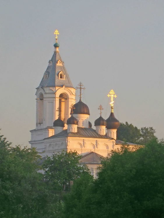Церковь Воскресения Словущего, Битягово (Домодедовский городской округ, Московская область). общий вид в ландшафте, Воскресенская церковь в селе Битягово. Июль. Восход солнца