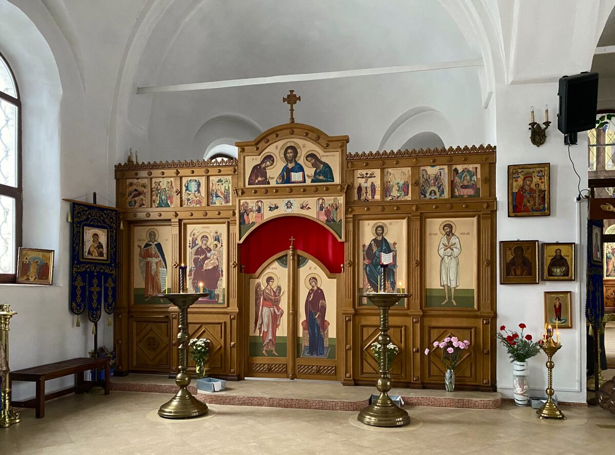 Церковь Успения Пресвятой Богородицы, Бронницы (Раменский район и гг. Бронницы, Жуковский, Московская область). интерьер и убранство, Левый придельный иконостас в трапезной