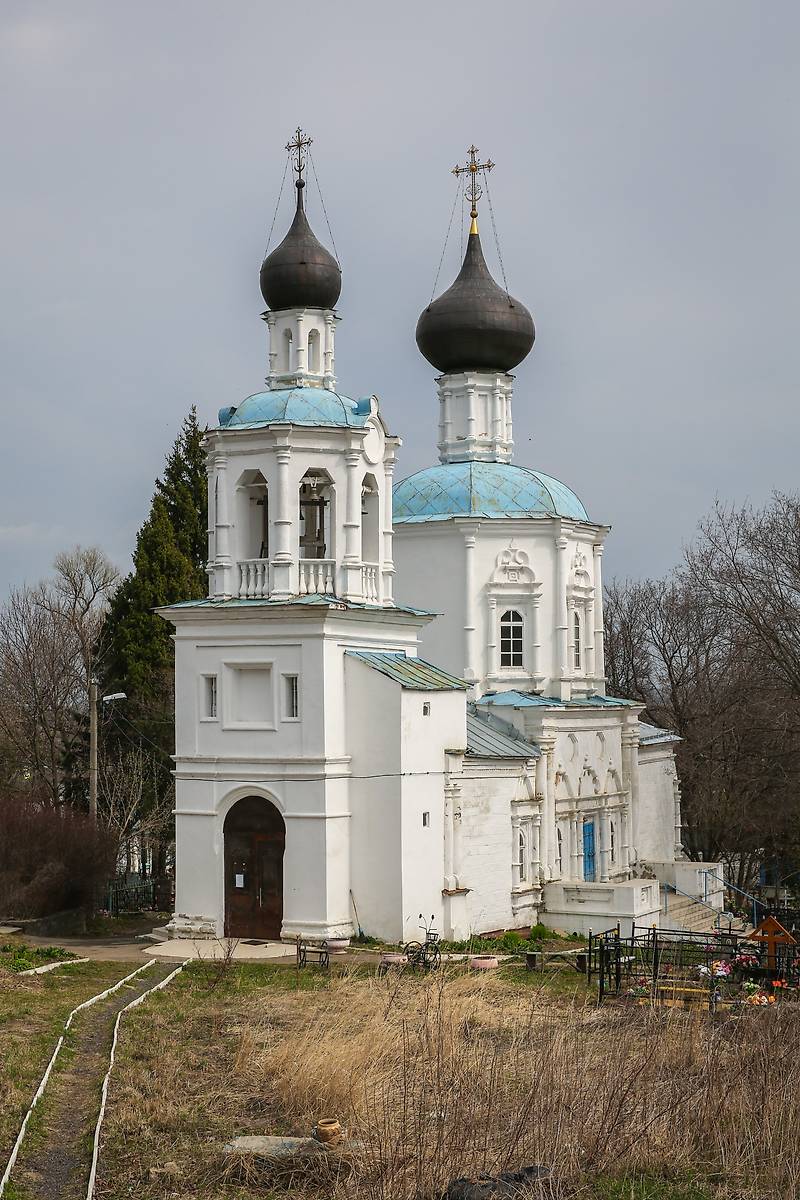общий вид в ландшафте. Церковь Смоленской иконы Божией Матери, Кривцы (Раменский район и гг. Бронницы, Жуковский, Московская область)