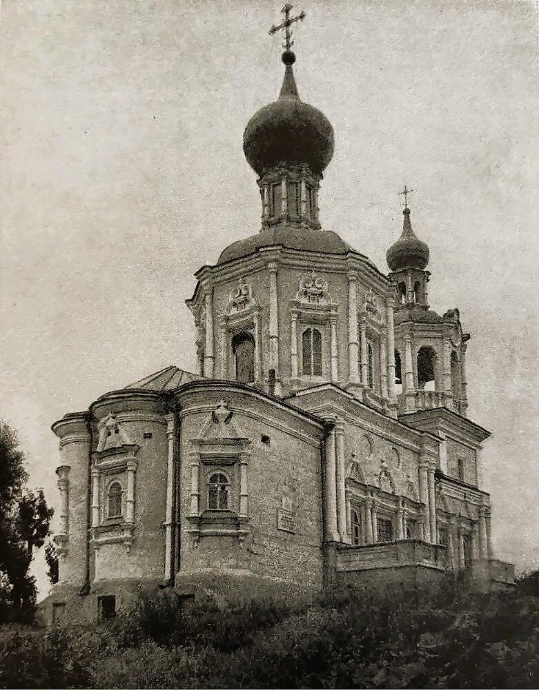 Фотография из книги: Тихомиров Николай Яковлевич. "Архитектура подмосковных усадеб". - Москва; изд-во Гос. изд-во лит. по строительству и архитектуре, 1955., архивная фотография. Церковь Смоленской иконы Божией Матери, Кривцы (Раменский район и гг. Бронницы, Жуковский, Московская область)