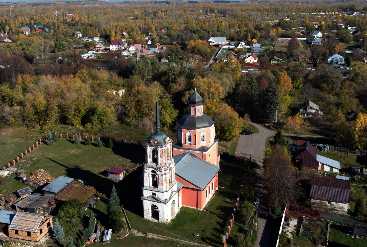 Церковь Владимирской иконы Божией Матери, Никитское (Раменский район и гг. Бронницы, Жуковский, Московская область). общий вид в ландшафте