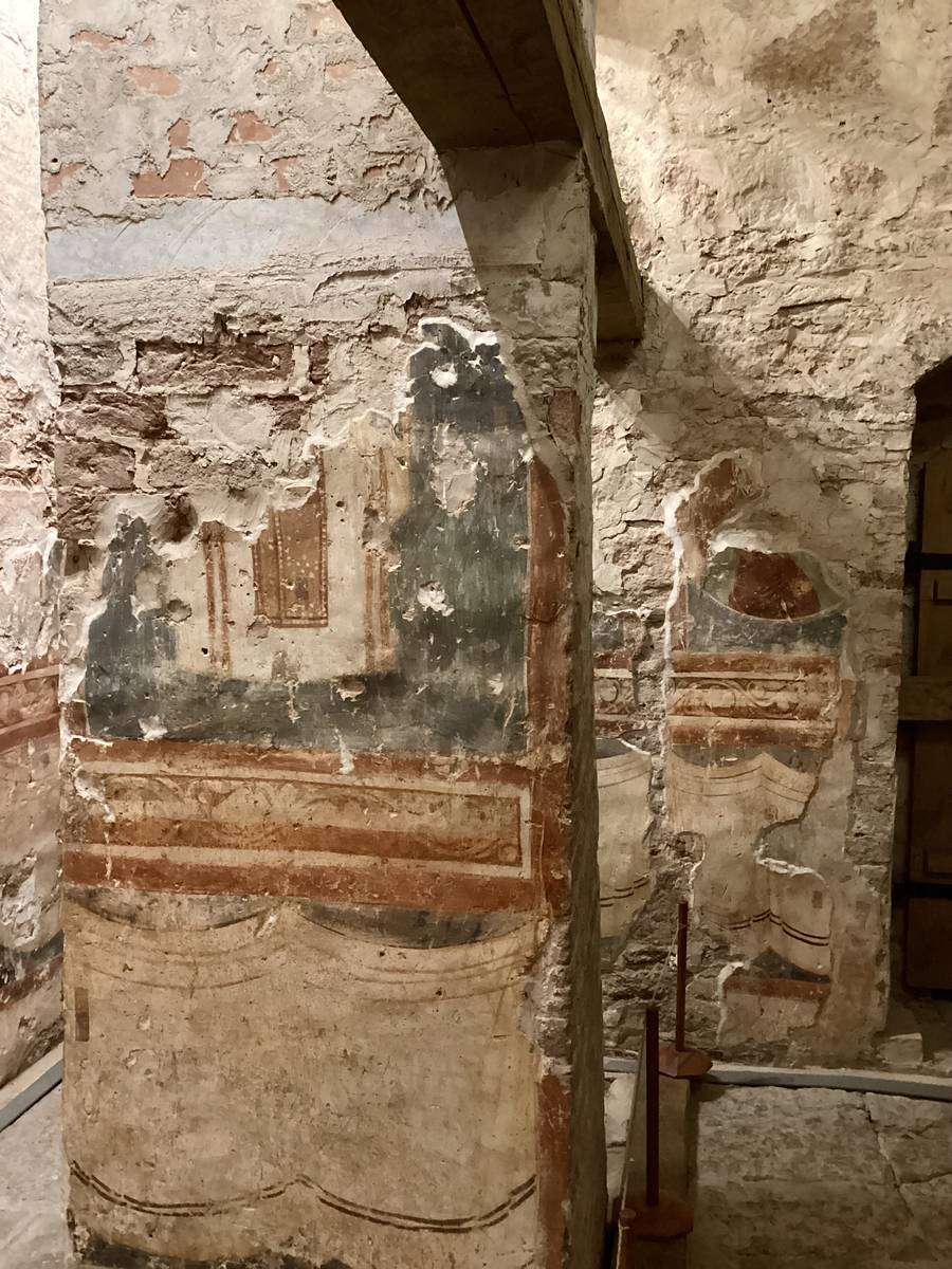 Фрески на юго-восточной колонне, интерьер и убранство. Церковь Успения Пресвятой Богородицы на Волотовом поле, Волотово (Новгородский район, Новгородская область)