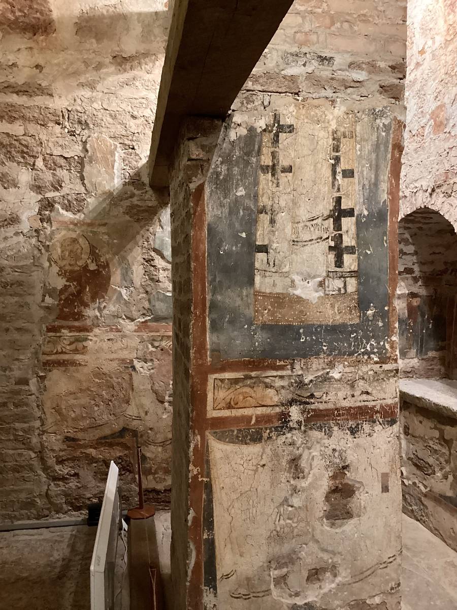 Фрески на северо-восточной колонне, интерьер и убранство. Церковь Успения Пресвятой Богородицы на Волотовом поле, Волотово (Новгородский район, Новгородская область)