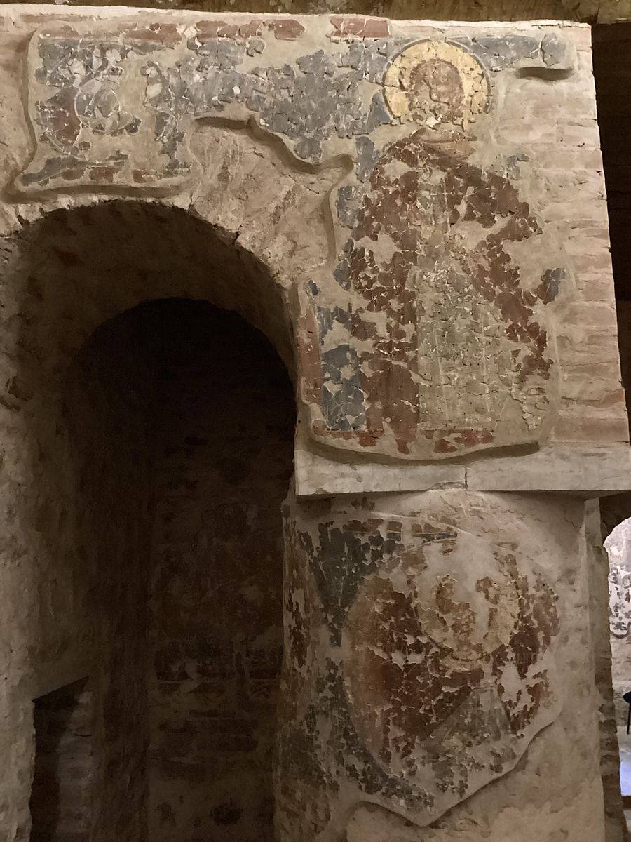 Фрески на юго-западной колонне, интерьер и убранство. Церковь Успения Пресвятой Богородицы на Волотовом поле, Волотово (Новгородский район, Новгородская область)