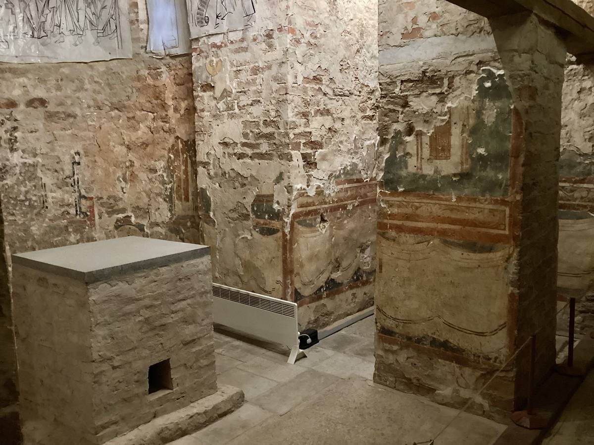 Алтарь, вид с северо-запада, интерьер и убранство. Церковь Успения Пресвятой Богородицы на Волотовом поле, Волотово (Новгородский район, Новгородская область)