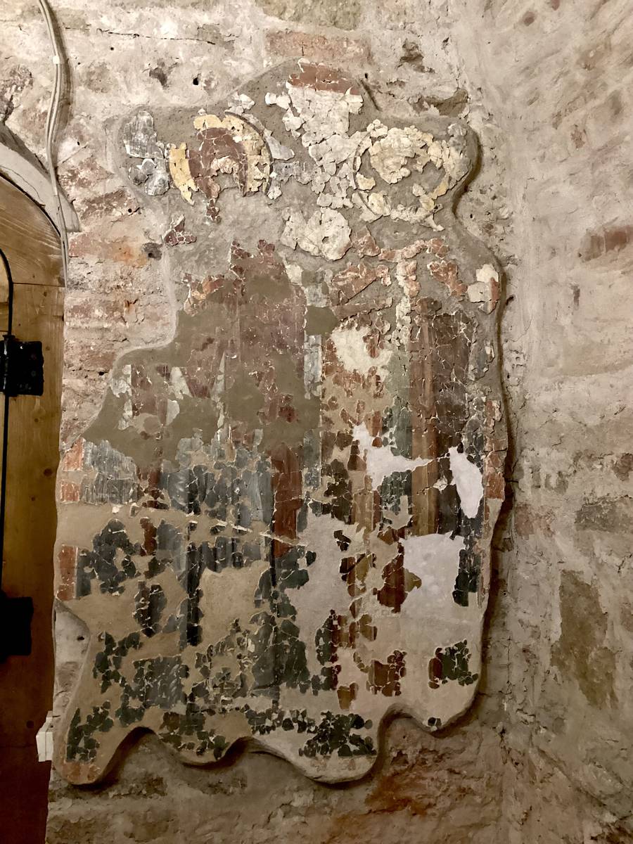 Фрески на западной стене основного объема, правее входа, интерьер и убранство. Церковь Успения Пресвятой Богородицы на Волотовом поле, Волотово (Новгородский район, Новгородская область)