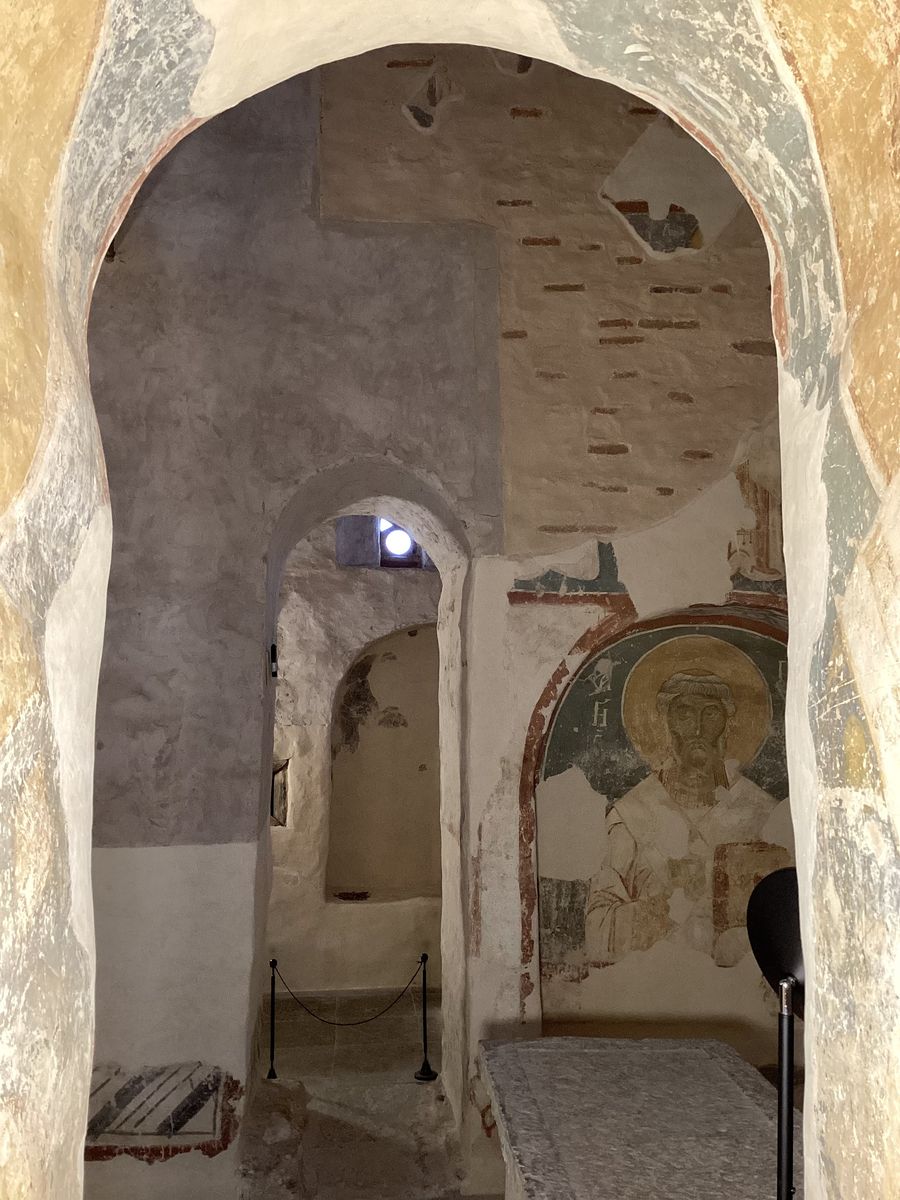 Вид с юга, из южного придела в главный и северный приделы, интерьер и убранство. Церковь Преображения Господня на Нередице, Спас-Нередицы (Новгородский район, Новгородская область)