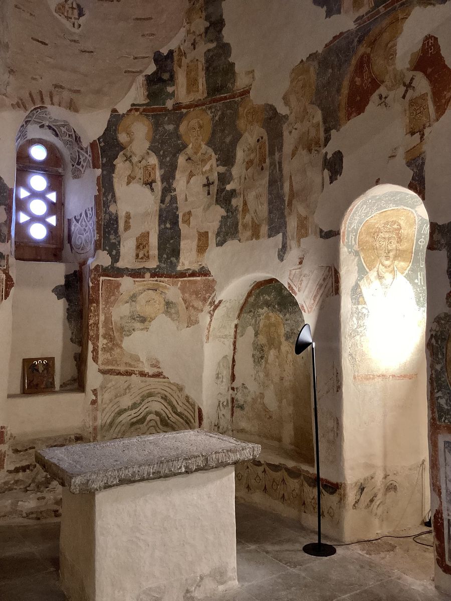 Правая часть главного придела, интерьер и убранство. Церковь Преображения Господня на Нередице, Спас-Нередицы (Новгородский район, Новгородская область)