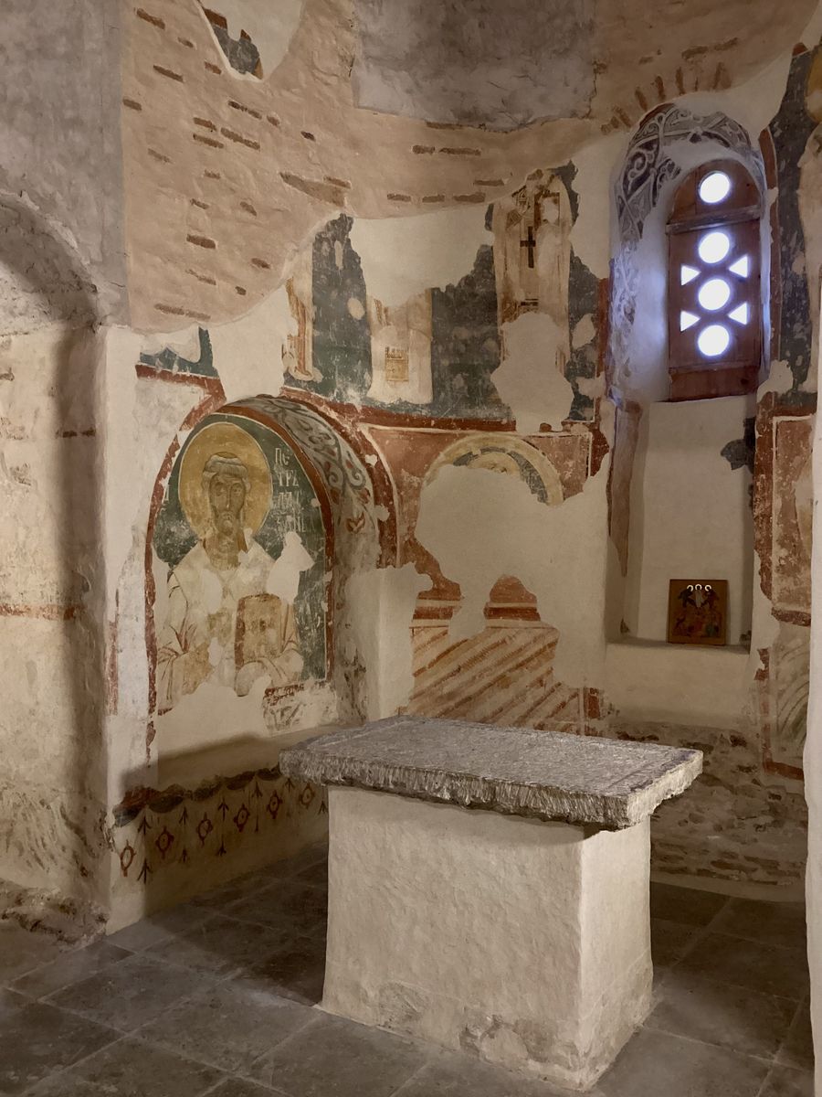 Левая часть главного придела, интерьер и убранство. Церковь Преображения Господня на Нередице, Спас-Нередицы (Новгородский район, Новгородская область)