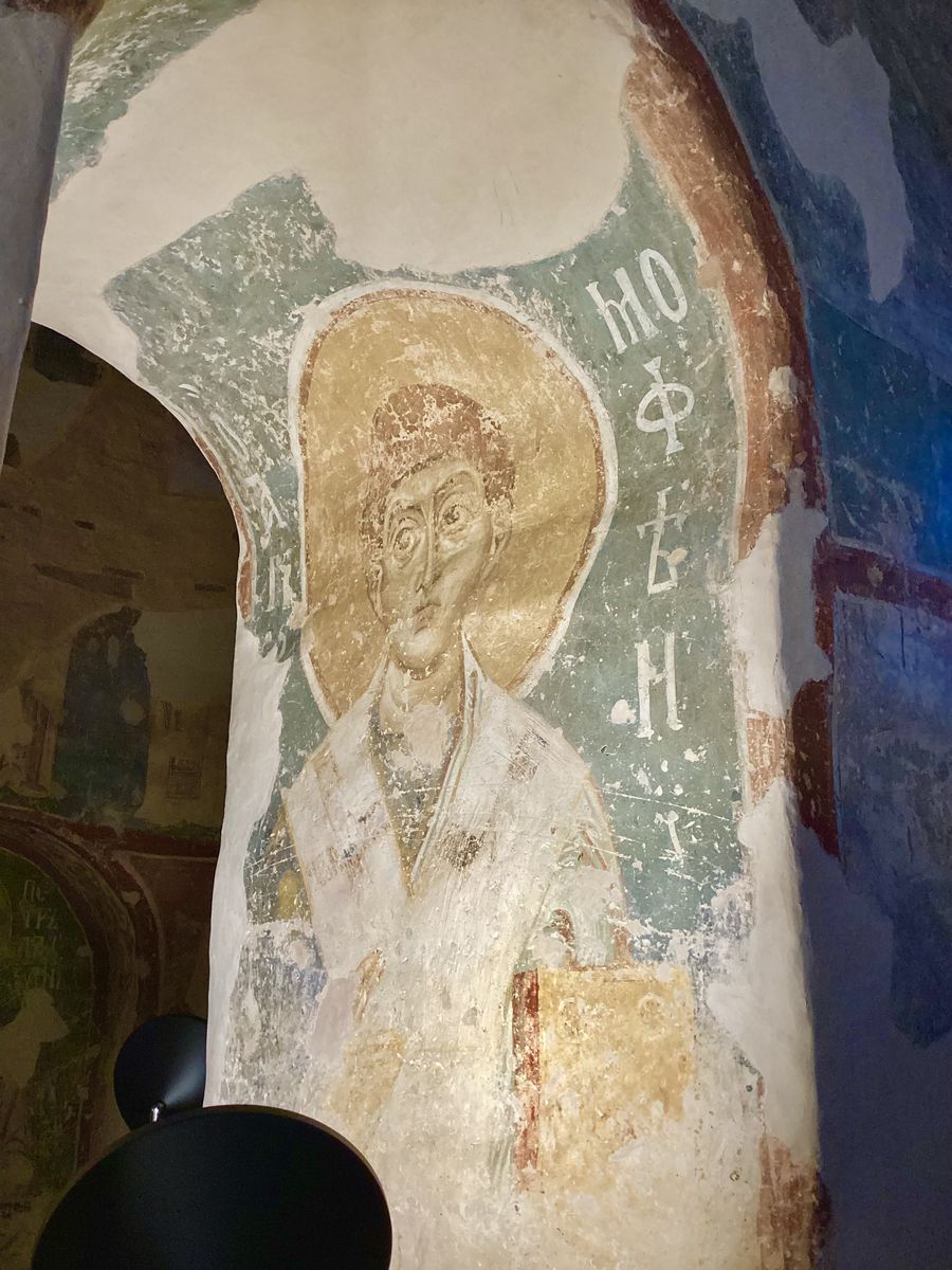 Фреска в арке между главным и южным приделом, интерьер и убранство. Церковь Преображения Господня на Нередице, Спас-Нередицы (Новгородский район, Новгородская область)